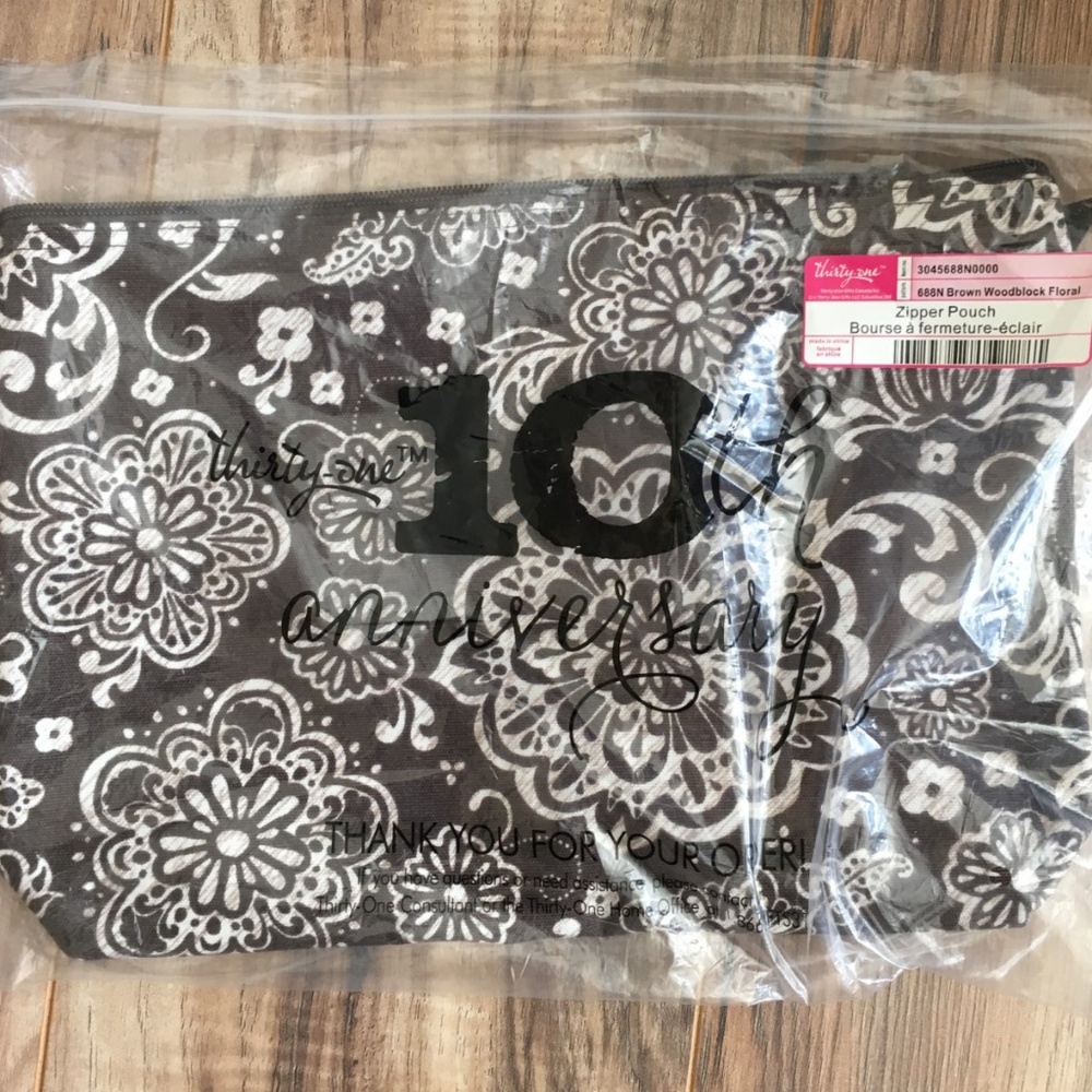 New thirty-one Zipper Pouch
